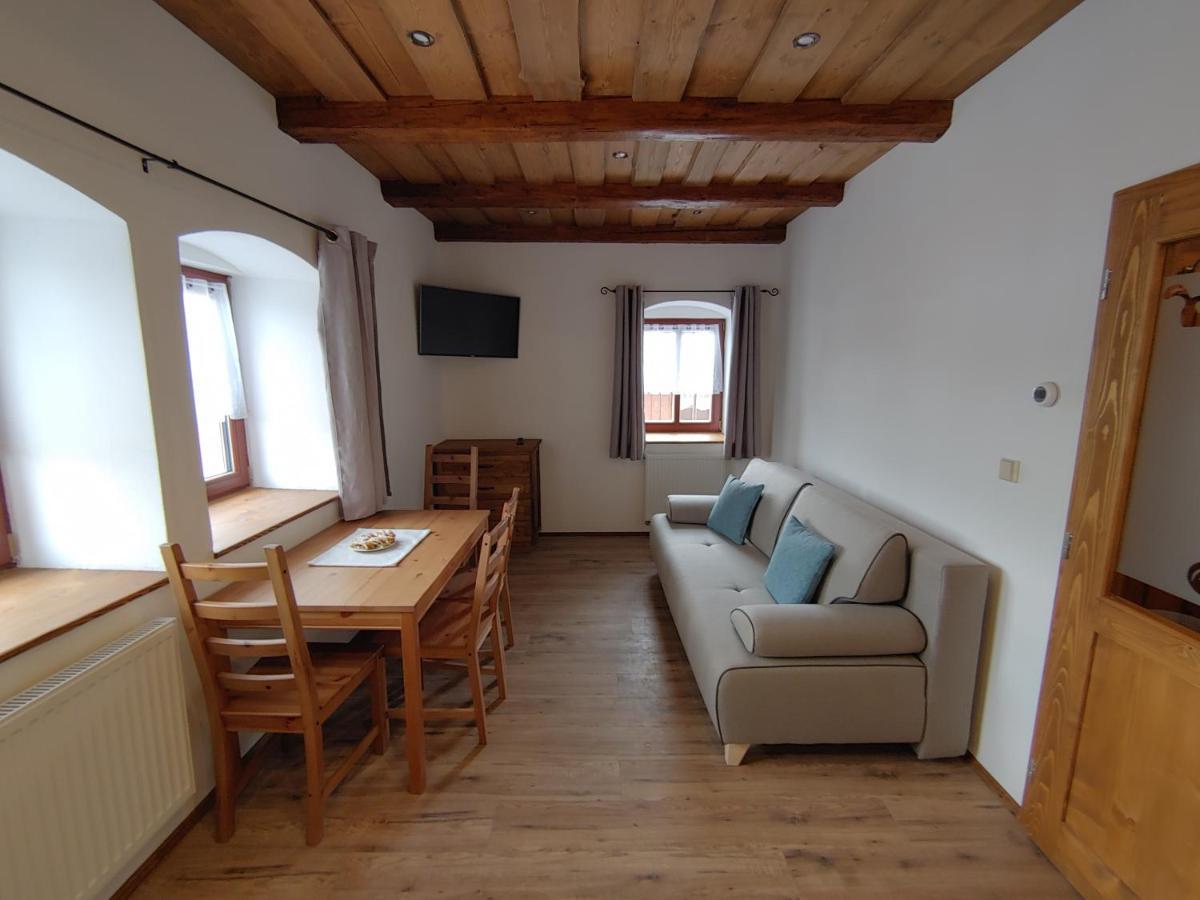 U Mikesu Apartment Vyssi Brod Luaran gambar